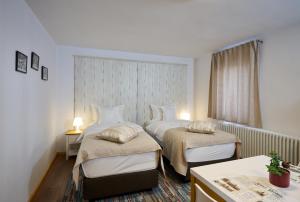 a hotel room with two beds and a window at Casa Piedra in Cristian