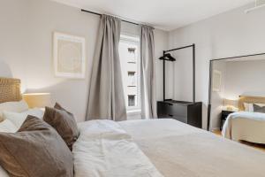 ein Schlafzimmer mit einem Bett und einem großen Spiegel in der Unterkunft Flott leilighet i hjerte av Oslo in Oslo