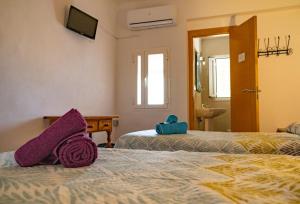 Postel nebo postele na pokoji v ubytování HOSTAL CACHE