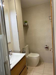 y baño con aseo, lavabo y ducha. en Villa Costa Antigua Piscina, en Costa de Antigua