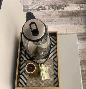 eine Teekanne und eine Tasse Kaffee auf dem Tisch in der Unterkunft Testaccio, Alessandro Volta, camera indipendente in Rom