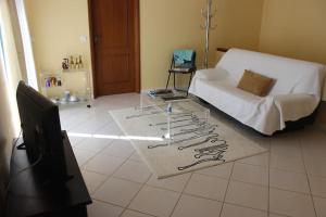 un soggiorno con un divano e una TV di Villa Terra da Eira-Sea view a Lourinhã