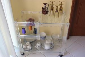 un estante en un refrigerador lleno de platos y otros artículos en Villa Terra da Eira-Sea view en Lourinhã