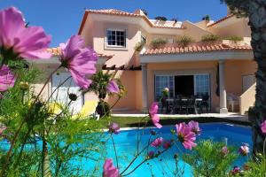 una villa con piscina di fronte a una casa di Villa Terra da Eira-Sea view a Lourinhã Altre 49 foto