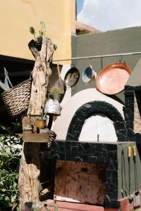 a outdoor pizza oven with pots and pans on a building at HOSTEL La Casa de Li - En in Chilecito