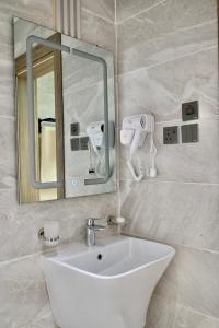Sunset Hotel for Hotel Services的一间浴室
