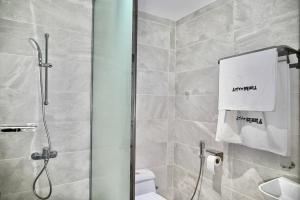 Sunset Hotel for Hotel Services的一间浴室