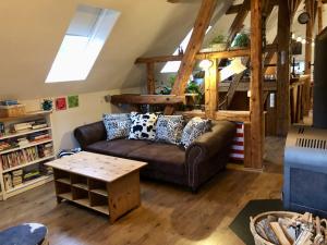 ein Wohnzimmer mit einem Sofa und einem Tisch in der Unterkunft Eschachblick in Zimmern ob Rottweil