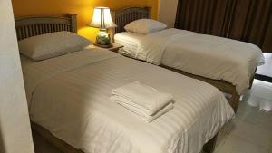 Postel nebo postele na pokoji v ubytování OYO 75409 Premium The Family Hotel