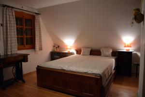 - une chambre avec un lit et deux lampes sur deux tables dans l'établissement Jesenická Chalupa, 