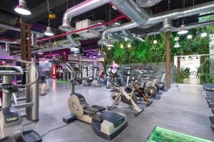 um ginásio com um monte de equipamentos de exercício nele em Penthouse + Terrace in Estrecho - En 20 em Madri