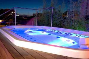 una gran bañera de hidromasaje en una habitación en Penthouse + Terrace in Estrecho - En 20 en Madrid