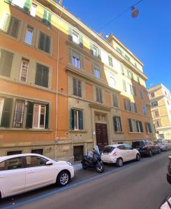 ローマにあるTestaccio, Alessandro Volta, camera indipendenteの建物前に駐車した白車