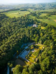 uma vista aérea de uma casa no meio de uma floresta em Gardener's Cottage em Lancaster
