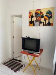 a television sitting on a table in a room at Casa em Ubu in Anchieta