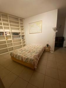 a small bedroom with a bed and a shelf at Appartamento indipendente con giardino Fralù in Florence