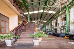 un pasillo de un edificio con escaleras y macetas en OYO 965 Art Hotel Sanamchai, en Bangkok