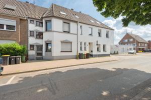una casa blanca al lado de una calle en Rheinische Gemütlichkeit, Sali Homes Zentrales Heim in Kleve, en Kleve