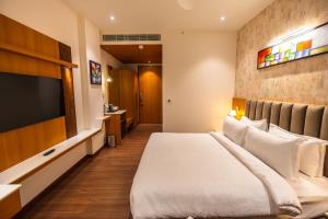 Rúm í herbergi á Clarks inn Express Ayodhya