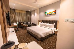 Rúm í herbergi á Clarks inn Express Ayodhya