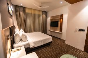 Rúm í herbergi á Clarks inn Express Ayodhya