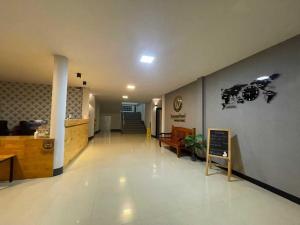 un couloir d'un hôpital avec un panneau sur le mur dans l'établissement OYO 75464 Nakarin Hotel, à Amnat Charoen