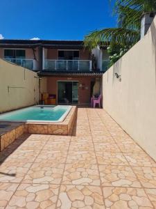 a swimming pool in the backyard of a house at Praia de Jaúa, Piscina privativa, churrasqueira. in Camaçari