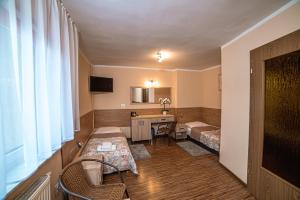 Posteľ alebo postele v izbe v ubytovaní Hotel Skaut + 37 fotografií