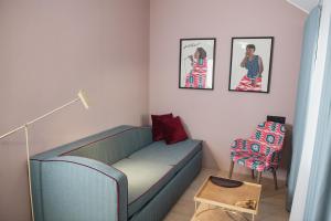 uma sala de estar com um sofá e uma cadeira em Clarion Hotel Örebro em Örebro
