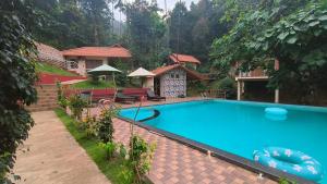 Bazén v ubytování Hill Crest Resort - Coorg nebo v jeho okolí