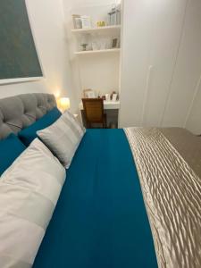 um quarto com uma cama azul e branca e uma secretária em Testaccio, Alessandro Volta, camera indipendente em Roma