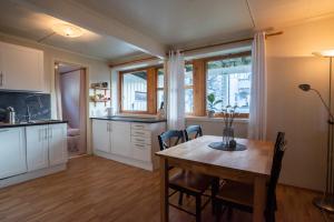 een keuken met een houten tafel en een eetkamer bij Cozy and central among locals in Tromsø