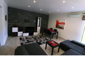 een woonkamer met een bank en een tafel bij Apartamento Carmix in Portimão