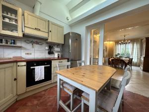 eine Küche mit einem Holztisch und einem Esszimmer in der Unterkunft La Maison des Lumières in Chartres