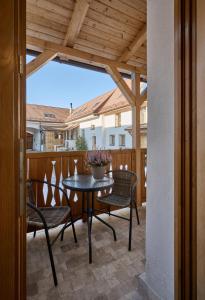 a patio with a table and chairs on a balcony at Casa Piedra in Cristian