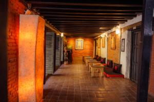 korytarz ze stołami i ławkami w budynku w obiekcie Hira Guest House w mieście Patan
