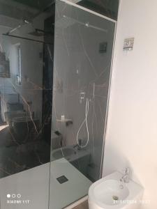 een badkamer met een douche, een toilet en een wastafel bij Attico - Il Panorama in Barletta