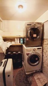 uma cozinha com uma máquina de lavar roupa e um micro-ondas em G Yongsan Inn em Seul