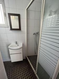 uma casa de banho com um chuveiro, um WC e um lavatório. em Maison de luxe em Saint-Gratien