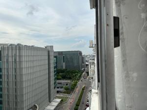 a view of a city street from a building at Happiness Sleep C1 in Pak Kret