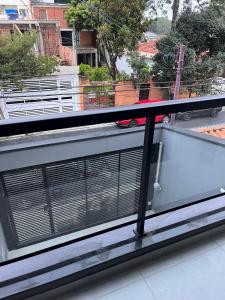 uma vista para um edifício a partir de uma varanda em Casa com piscina completa no ABC em São Bernardo do Campo