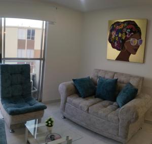 a living room with a couch and two chairs at Hermoso Apartamento en Neiva in Neiva