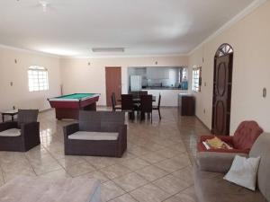 uma sala de estar com sofás e uma mesa de bilhar em casa c/4 dormitórios e piscina em Botucatu