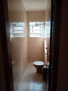 uma pequena casa de banho com um WC e uma janela em casa c/4 dormitórios e piscina em Botucatu