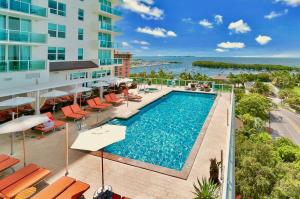 uma imagem de uma piscina num resort em Balcony Ocean View ! Pool - WiFi - Gym - Parking em Miami