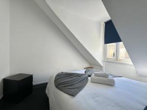 ein Schlafzimmer mit einem weißen Bett und einem Fenster in der Unterkunft Low Cost Arroios Rooms in Lissabon