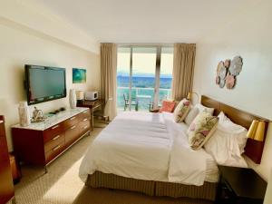 Pokój hotelowy z dużym łóżkiem i telewizorem w obiekcie Balcony Ocean View ! Pool - WiFi - Gym - Parking w Miami