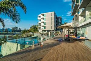 Direct pool access studio Twin Sands by Lofty内部或周边的泳池