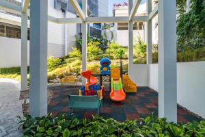 Direct pool access studio Twin Sands by Lofty的儿童游玩区