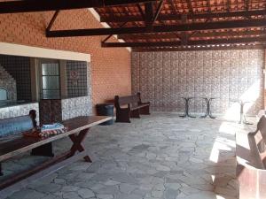 um quarto com dois bancos e uma parede de tijolos em casa c/4 dormitórios e piscina em Botucatu